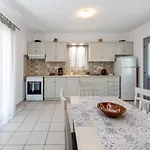 Litsa Apartman Kamáresz
